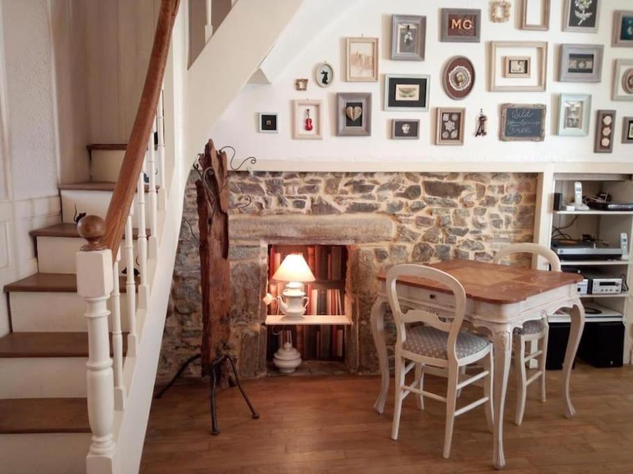 House At The Foot Of The Castle Of Fougeres Vila Exterior foto