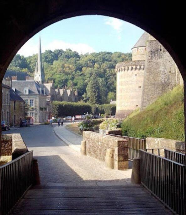House At The Foot Of The Castle Of Fougeres Vila Exterior foto